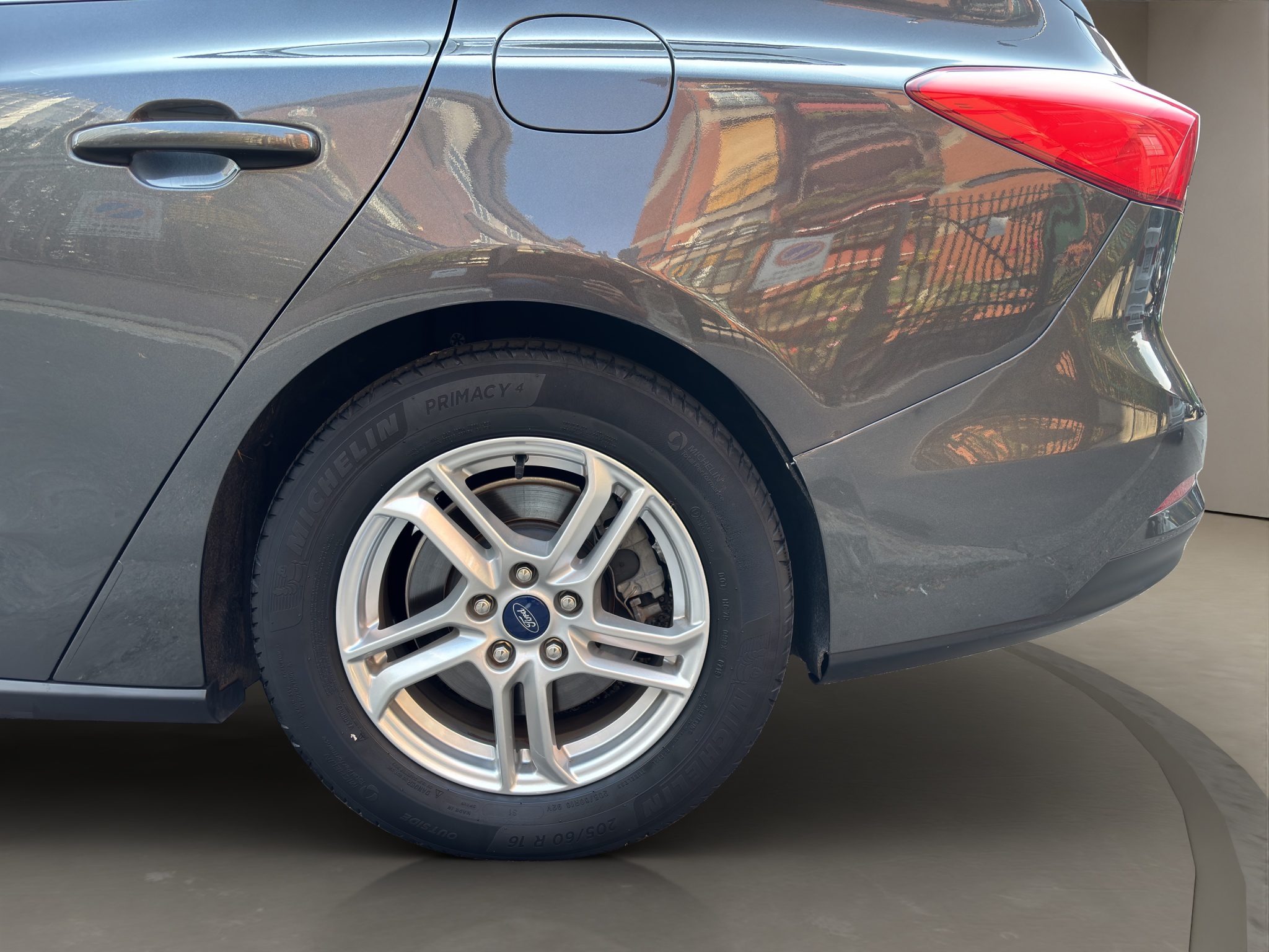FORDFOCUSSWBENZ_19_converted